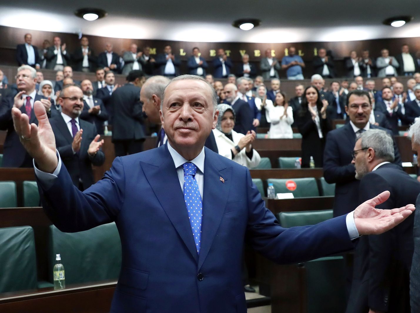 Turkin presidentti Recep Tayyip Erdogan on Oikeus ja kehitys -puolueen johtaja. Nyt voimakastahtoinen ja uskonnon roolia yhteiskunnassa korostava Ergodan on poikkiteloin Suomen Nato-jäsenyyden edessä. Erdogan sai puolueensa jäseniltä raikuvia suosionosoituksia Ankarassa 18. toukokuuta.