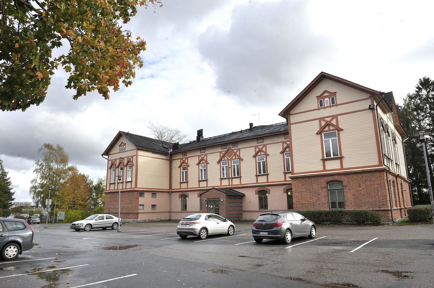 Rauman kaupunki on ostamassa Seminaarinmäeltä rakennuksia, joita Turun yliopisto ei enää tarvitse. Kaupunginvaltuusto päättää asiasta maanantaina.