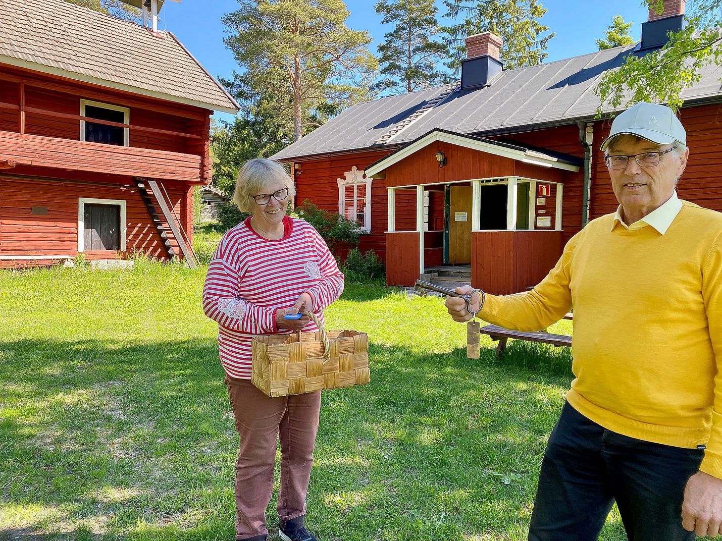 Kotiseutumuseo Muinan emäntä Leena Kekäle tuntee mäen ja sen rakennukset kuin omat taskunsa. Yhdistyksen sihteerillä Pekka Malmivuorella on kädessään 1800-luvulta peräisin olevan aitan avain. Nihattulan Kartanon vanha aitta siirrettiin museoalueelle vuonna 1983.