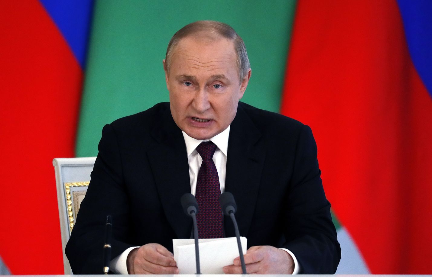 Venäjän johtajaa on toistuvasti arveltu sairaaksi ja joidenkin mielestä hän on hullu. Hän kykenee kuitenkin toteuttamaan johdonmukaisesti suunnitelmiaan sekä määräämään massiivista virkamies- ja sotilaskoneistoa. Putin piti 10. kesäkuuta lehdistötilaisuuden Turkmenistanin presidentin vierellä.