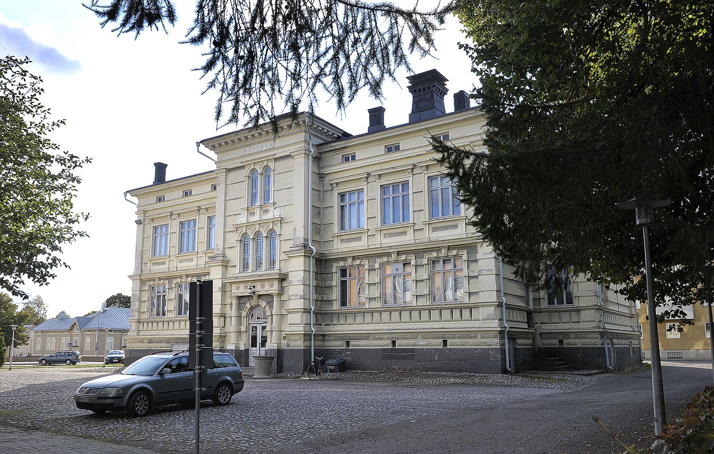 Vuonna 1987 valmistunut Tarvonsaaren koulu sijaitsee kaupunkikuvallisesti merkittävällä paikalla Rauman kaupungintalokorttelissa. Rakennus on erittäin hyvin säilynyt.