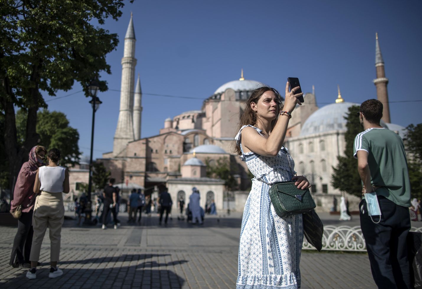 Istanbulin kuuluisa Hagia Sofia ja muut nähtävyydet kiinnostavat taas matkailijoita koronavuosien aallonpohjan jälkeen. Suomalaiset ovat matkatoimistojen mukaan varanneet innolla matkoja Turkkiin.