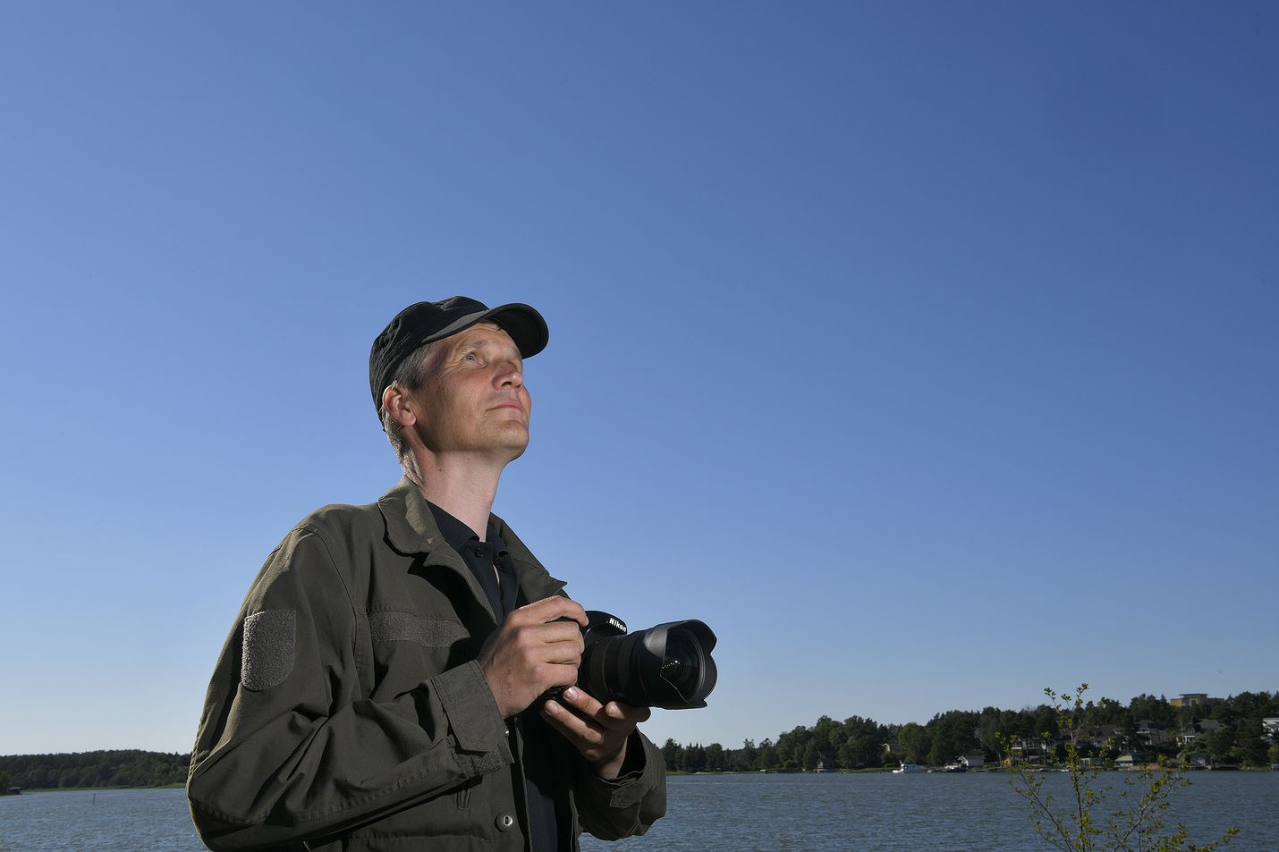 Erityisesti merellisessä luonnossa viihtyvä Tapio Nylund taltioi kamerallaan luonnonilmiöitä niin sammalten tasolta kuin yläilmoistakin. Nylundin haastattelupäivänä korkeapaine ja länsituuli olivat pyyhkineet pois kaikki pilvet Rauman edustalta, ja aurinko helotti pilvettömältä taivaalta. 