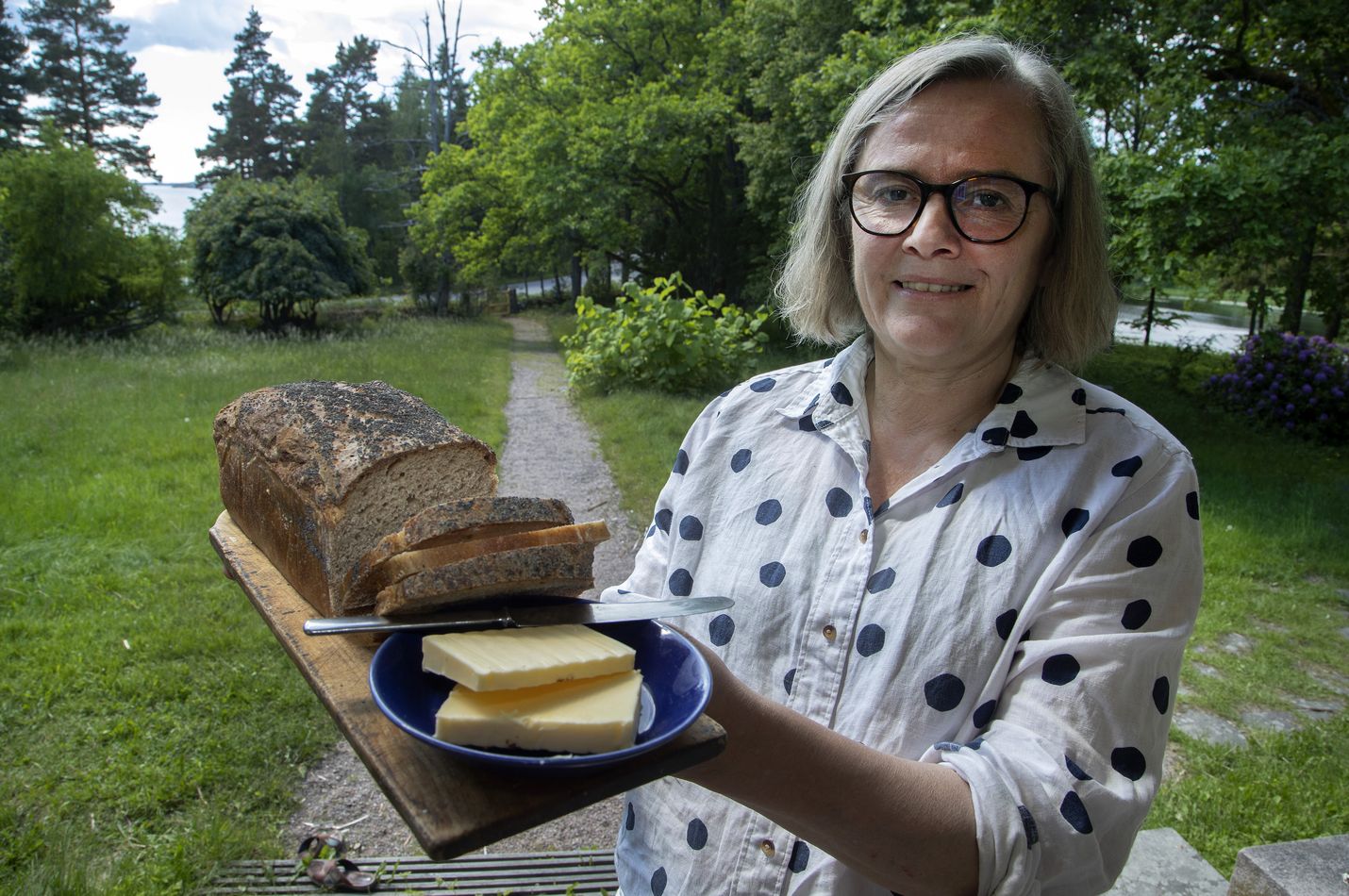 Kirjailija Annika Luther leipoo ruisleivän oppilaaltaan saamaan hapanjuureen. Luther on koulutukseltaan biologi. Hän on tottunut tekemään ruokaa isolle joukolle, koska hänen perheeseensä kuuluu aviomies, lapsia ja lapsenlapsia.  