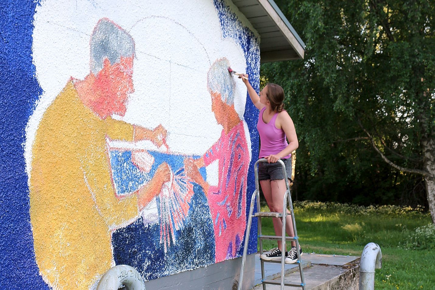 Pitsinnypläys on aiheena yhdysvaltalaisen RaumArs-taiteilijan Lelia Byronin seinämaalauksissa Kaunisjärvenpuistossa. 