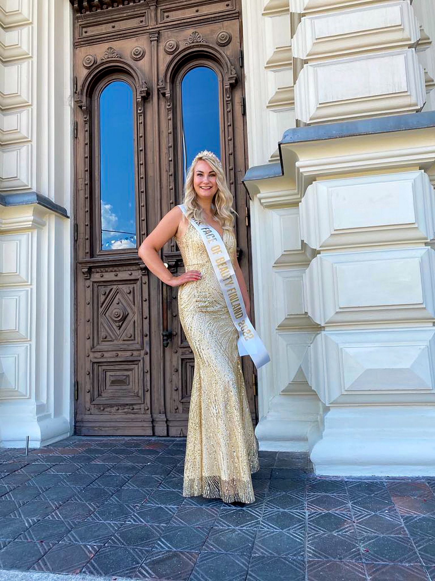 Suomen edustaja kansainvälisessä Mrs Face of Beauty -kilpailussa, raumalainen Elena Holmstén sai kruunun ja missinauhan viime viikon maanantaina.