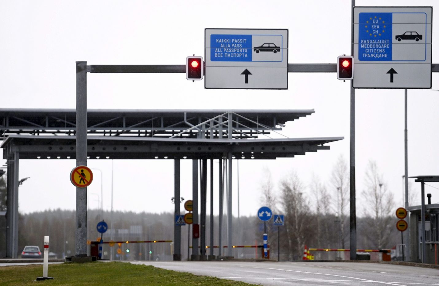 Koronapandemiaan liittyvät rajoitukset Suomen ulkorajoilla päättyvät tänään. Vaalimaan raja-asema.