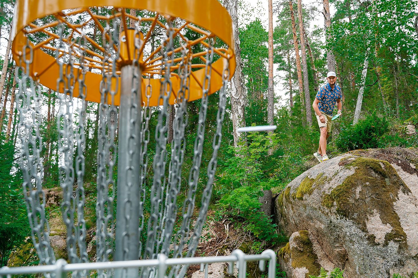 Iso osa Jeremy Kolingin ammattia on kiekkojen heittäminen koriin. Sieravuoren väylällä 15 kallion päällystä ei liene yleisin puttauspaikka, mutta Koling näyttää, että kyllä sieltäkin kiekon koriin saa.