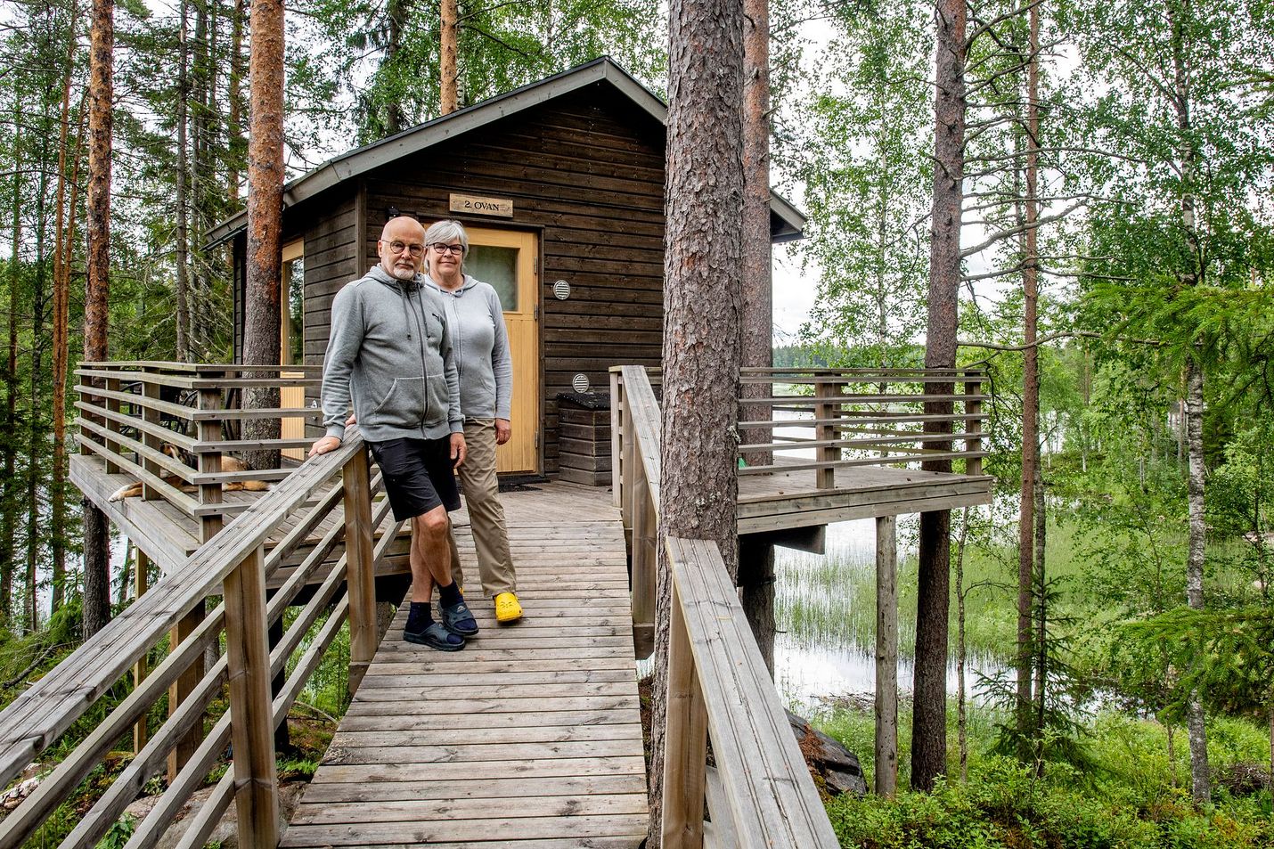Henrik Wiikin ja Ulla-Beth Mäki-Jussilan yrityksen puumajat on rakennettu korkealle puiden runkojen väliin. Sammalikkoa ei ole tarvinnut rikkoa.