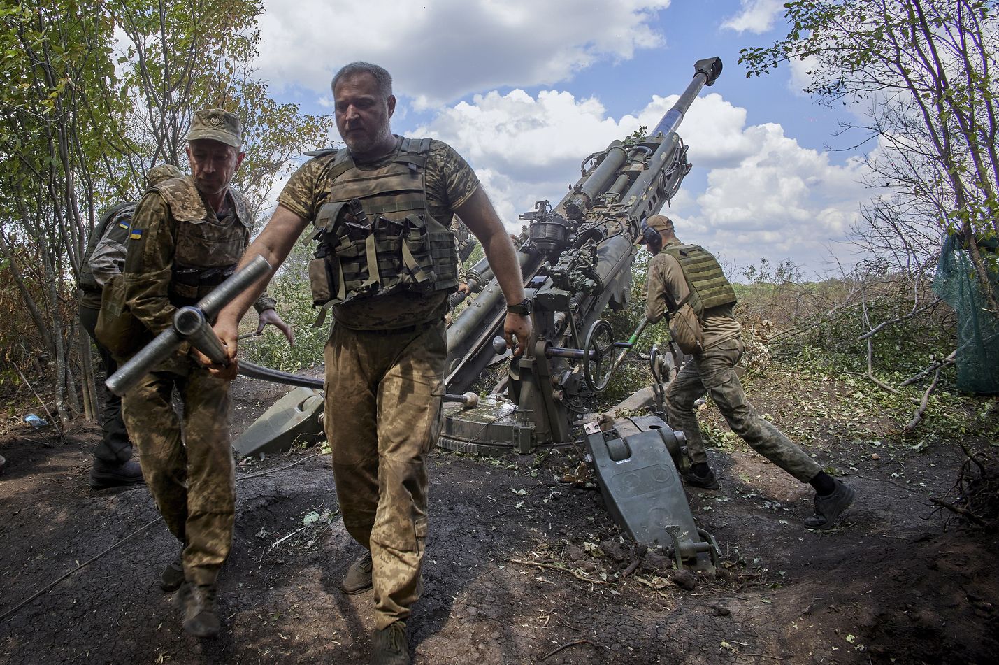 Ukrainalaissotilaat käyttävät amerikkalaista 155 millimetrin tykkiä Harkovan lähellä. Sodan edetessä lennokit ja panssarintorjuntaohjukset ovat jääneet sivurooliin, kun tappava tykistö ratkaisee taisteluita.