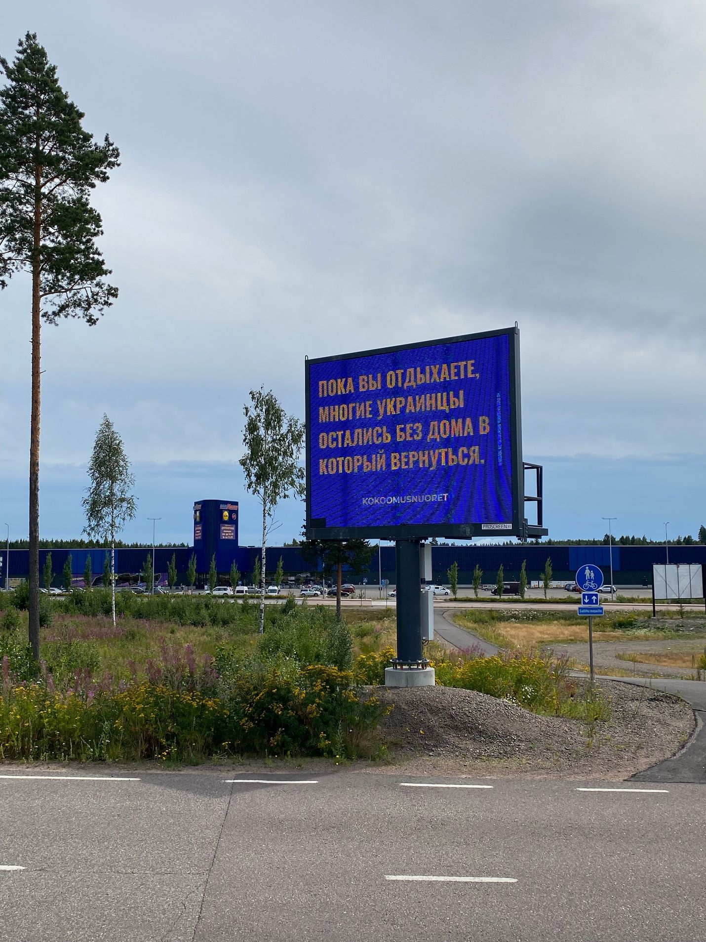 Kokoomusnuoret osti venäjänkielisen mainoksen Vaalimaan raja-aseman tien varresta tiedottaakseen turisteille heidän maansa sotarikoksista.