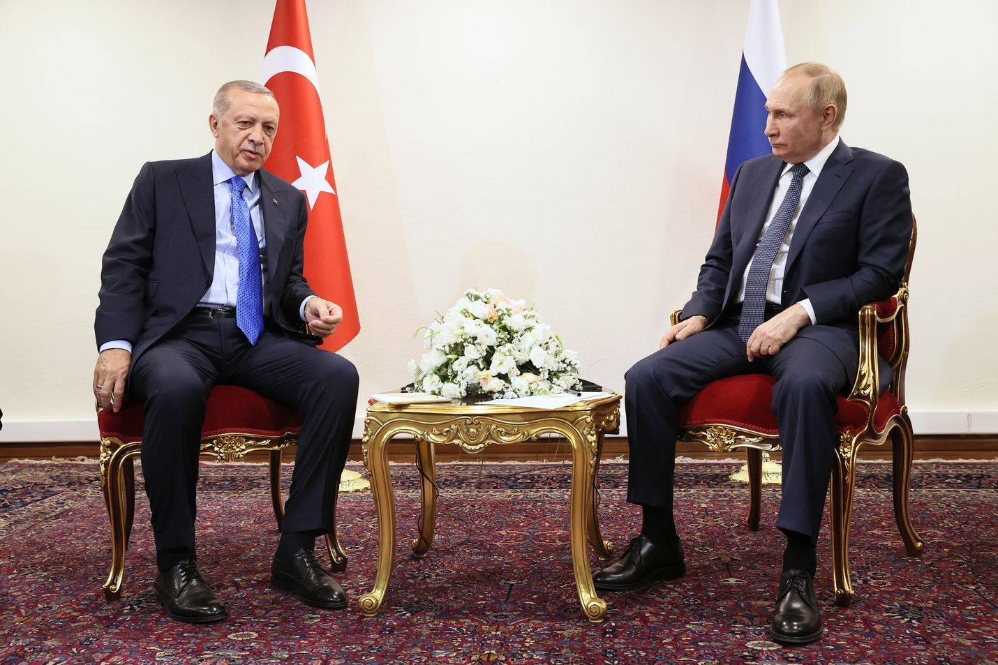 Turkin presidentti Recep Tayyip Erdoğan ja Venäjän presidentti Vladimir Putin tapasivat heinäkuussa Teheranissa Iranissa. Perjantaina tapaamispaikkana on Sotši Venäjällä. Turkki on hakenut hyväksyntää Syyriaan kohdistuville hyökkäyssuunnitelmilleen esimerkiksi Venäjältä. 