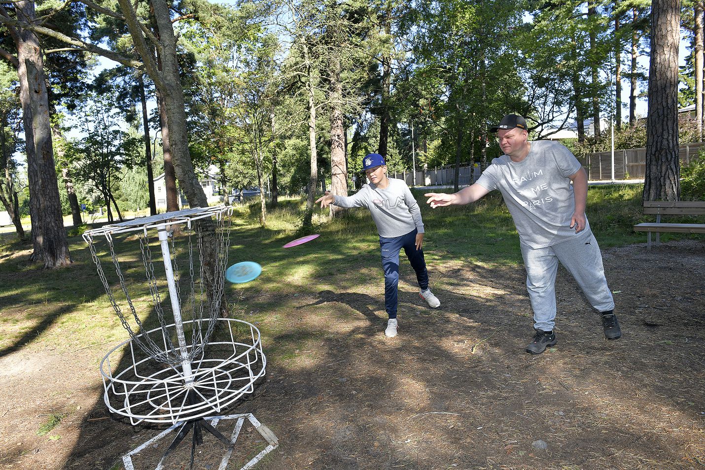 Aapo Linnala (vas.) odottaa jo frisbeegolf-kilpailua. Hän käy säännöllisesti golfaamassa sekä Saharannassa että Pohjoiskehän frisbeegolfradalla. Kilpailun ilmoittautumisia vastaan ottava Aapo Frimodig pelaa itsekin ja on aikoinaan osallistunut kilpailuihin.