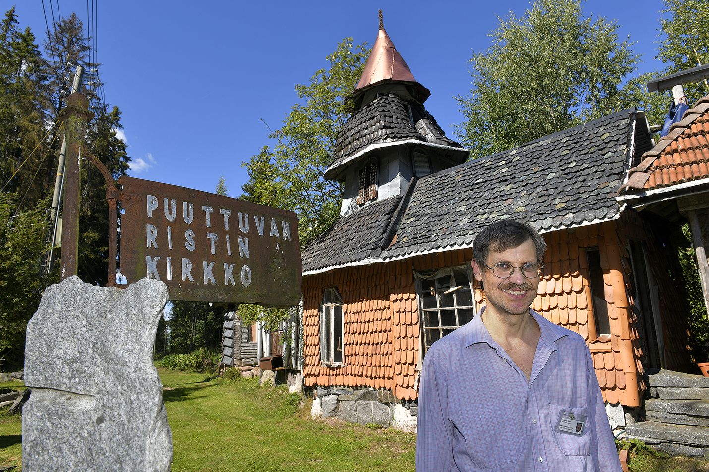 Antti Tuomennon Pelimannimäki Tuiskulan kylässä on tutustumisen arvoinen paikka. Taiteilija on rakentanut kyläänsä 1990-luvulta saakka eikä se vieläkään ole valmis.