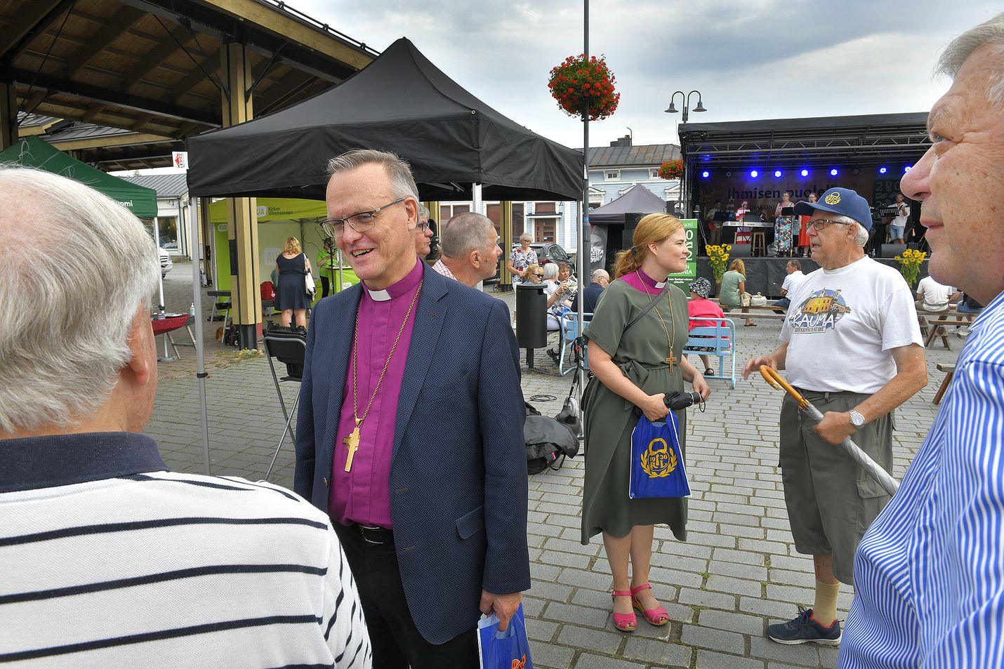 Arkkipiispa Tapio Luoma ja Turun arkkihiippakunnan piispa Mari Leppänen olivat hyvin suosittuja torilla – seurakuntalainen toisensa jälkeen tahtoi päästä keskustelemaan heidän kanssaan.