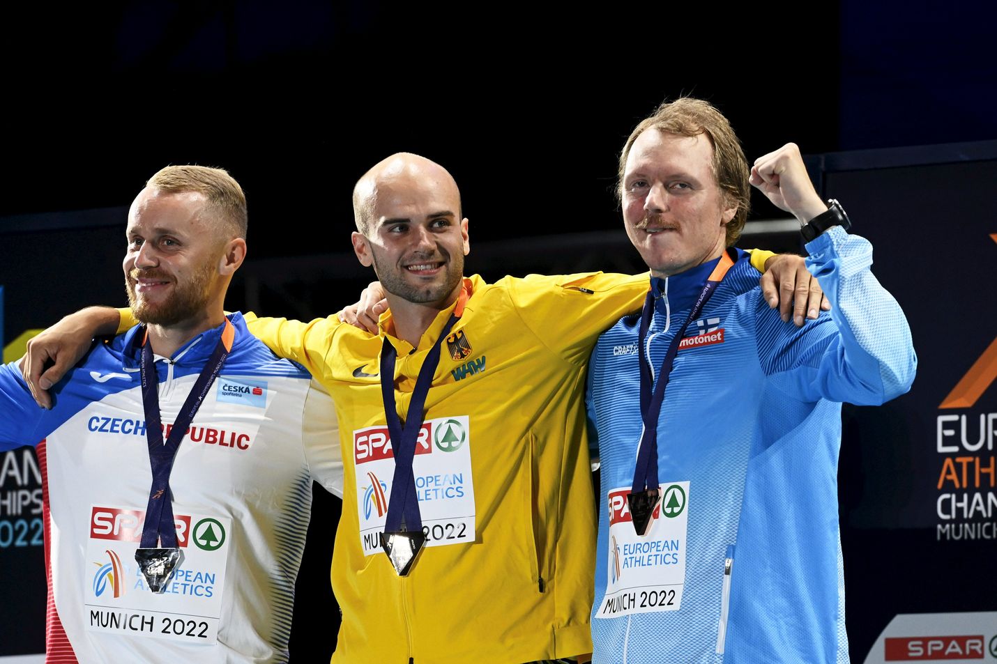 Tshekin Jakub Vadlejc, Saksan Julian Weber ja Suomen Lassi Eteläaho myhäilivät keihäskisan jälkeen palkintopallilla.