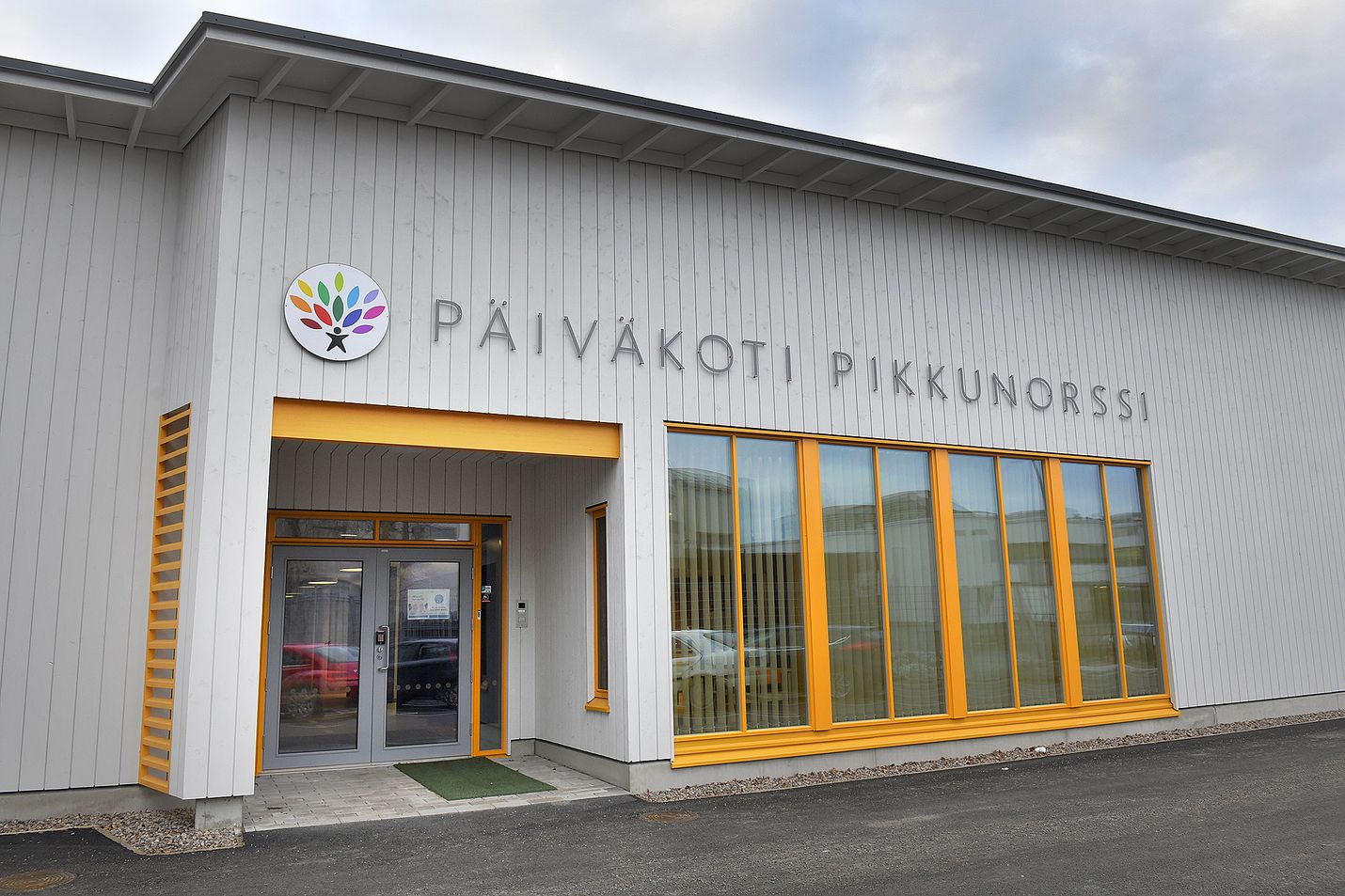 "Oli erittäin hienoa, että ministeri Honkonen vieraili Rauman pikkunorssissa ja ihaili siellä toteutettua pedagogiikkaa. Pikkunorssin pedagogiikka perustuu juuri laadukkaalle yliopistolliselle opettajankoulutukselle. Meillä Turun yliopistossakin täyttyivät kaikki varhaiskasvatuksen opettajankoulutuksen aloituspaikat ja monimuotokoulutukseen oli monikertainen määrä hakijoita", kertoo professori Inkeri Ruokonen.