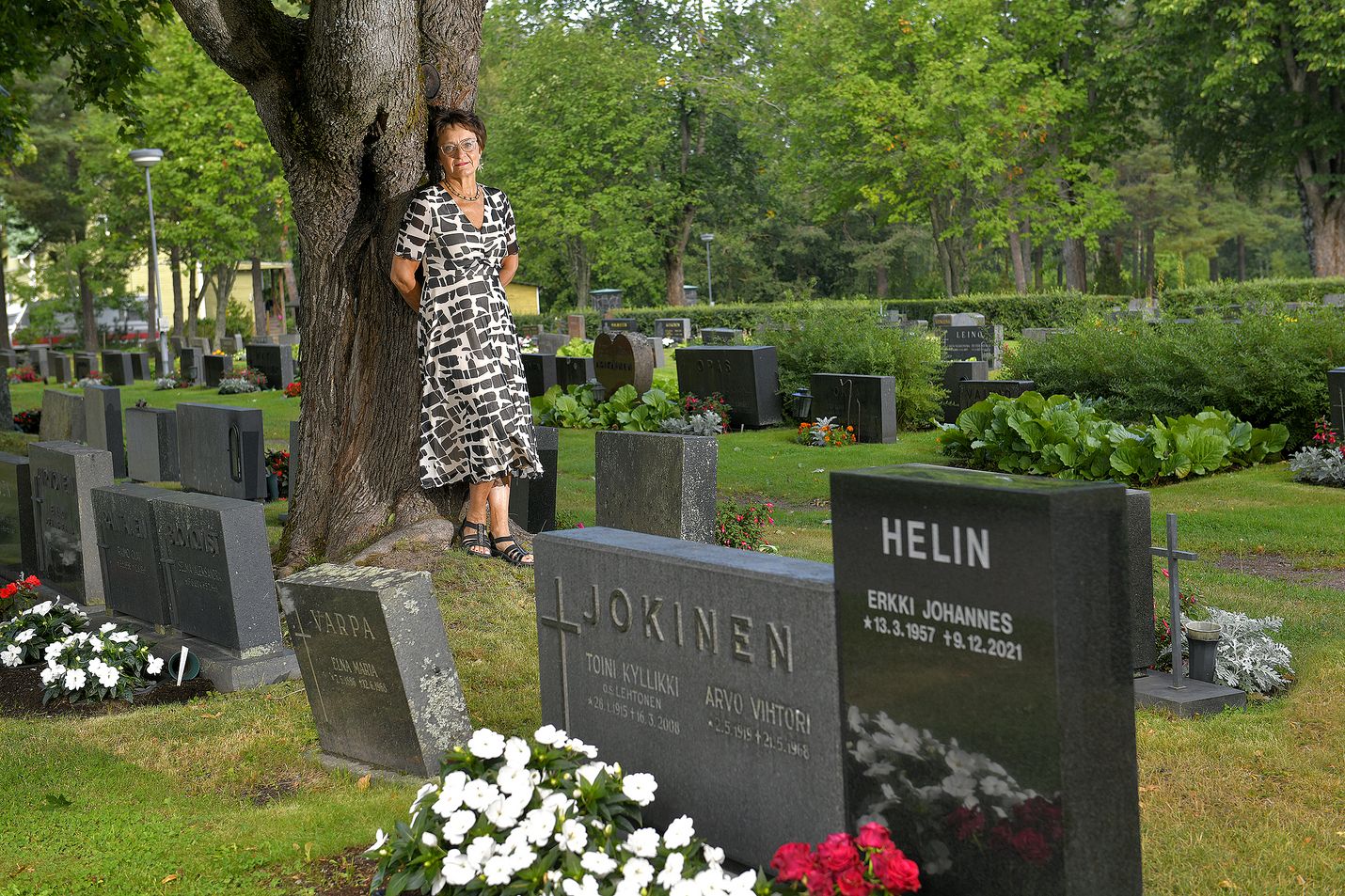 Satu Helinin yksi tärkeimmistä paikoista Raumalla on Monnan hautausmaan, jonne hänen miehensä Erkki on haudattu. He ehtivät olla tiivis parivaljakko yli 40 vuoden ajan. 
