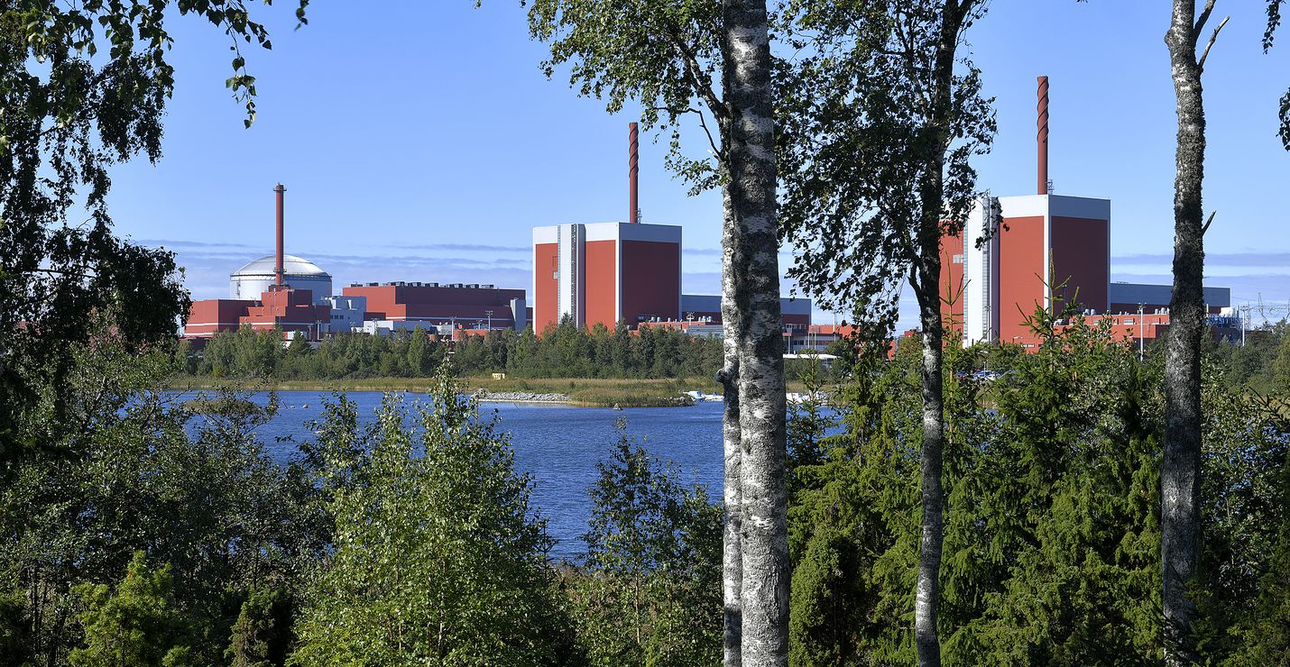 Kuvassa vasemmalla sijaitseva Olkiluoto 3 tuottaa kirjoittajan toivomuksen mukaan häiriötöntä sähköä talvella.