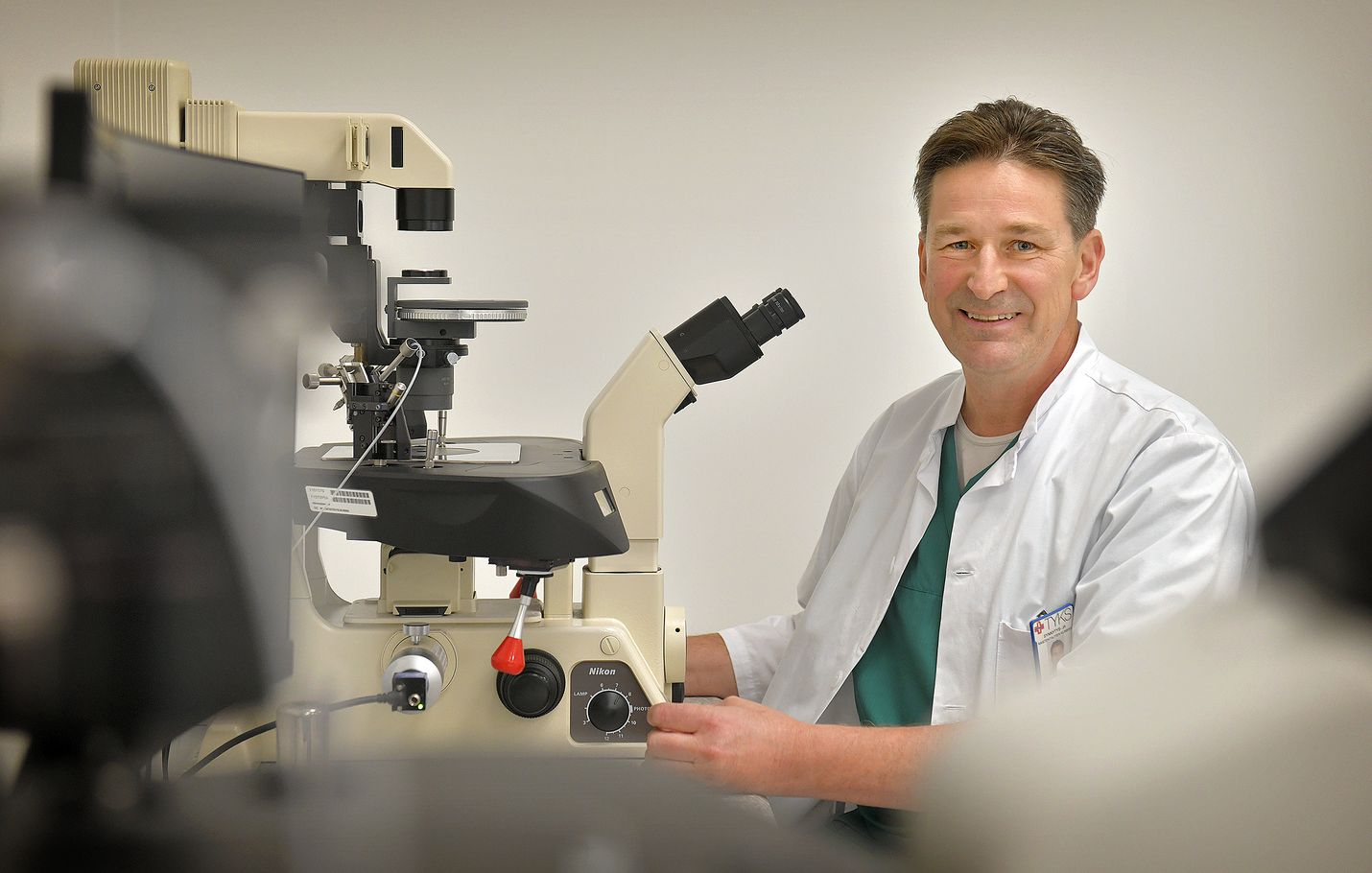 IVF-biologi Harri Mankosen työkaluja ovat muun muassa erilaiset mikroskoopit. Työ vaatii tarkkaa käden ja silmän yhteispeliä. Pienikin virhe voi tuhota sukusolut hetkessä.