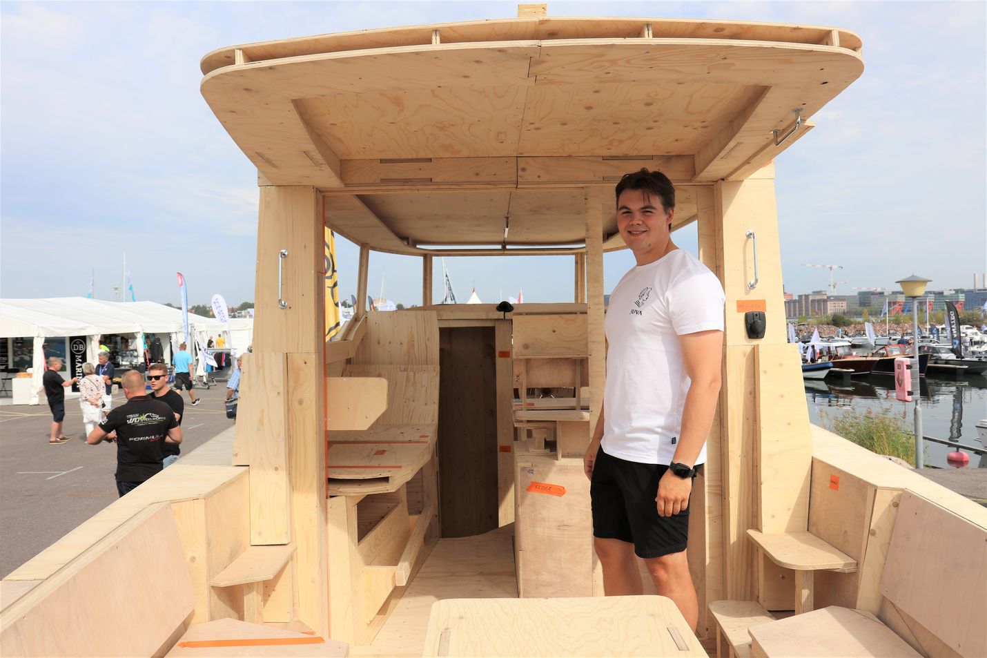 Juva Yachtsin uuden sähköveneen puinen muotti rakennettiin puolessa vuodessa. Ensimmäiset oikeat veneet nähdään vesillä ensi kesänä, Casper Käyhkö kertoo.