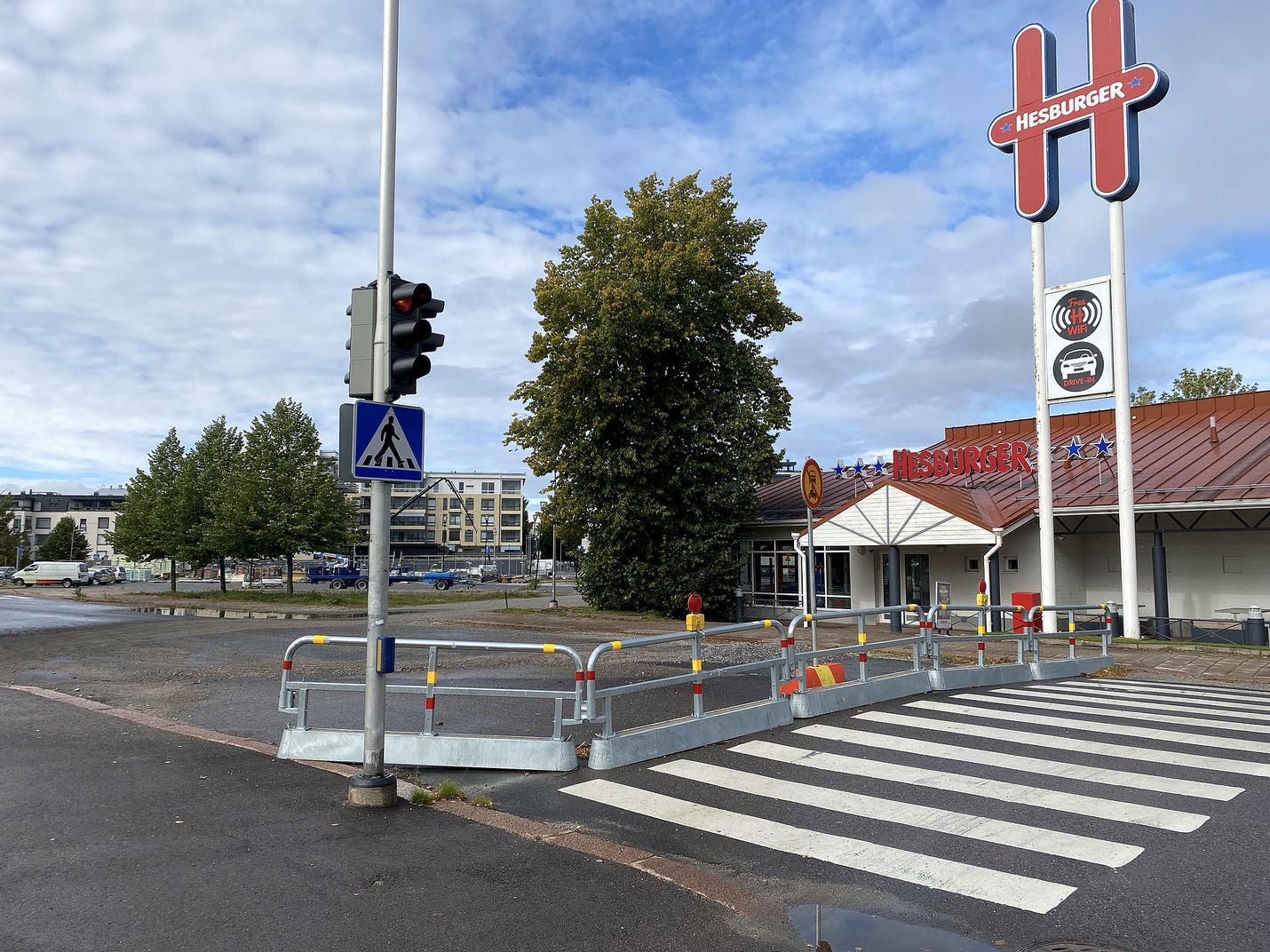 Kaupunki haluaisi sijoittaa uuden matkakeskuksen nykyisen Hesburgerin tontille. Nortamonkadun ja hampurilaisravintolan takaa kulkevan Pipanpolun rajaama paikka on aika ahdas, myöntää kaavoitusjohtaja Juha Eskolin.