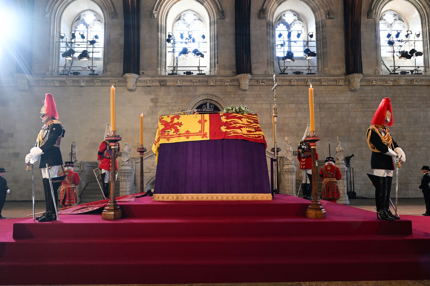Englannin kuningattaren Elisabet II:n hautajaiset järjestetään Westminster Abbeyssä maanantaina. Kuningattaren hautaustilaisuus pidetään kuninkaallisen perheen kesken Pyhän Yrjön kappelissa, Windsorin linnassa. Kuningatar haudataan isänsä kuningas Yrjö VI:n, siskonsa prinsessa Margaretin ja miehensä prinssi Philipin vierelle.