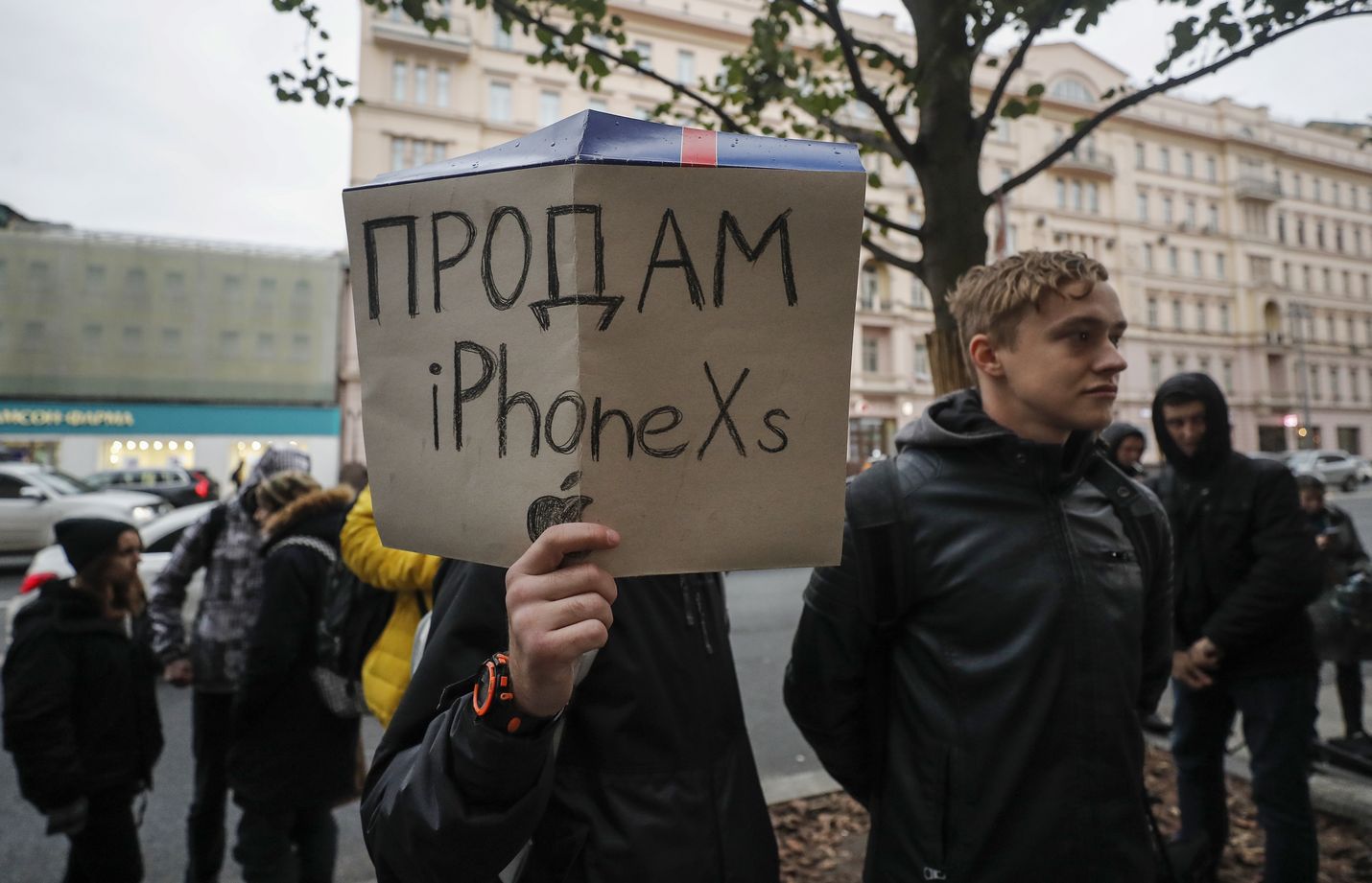 Uuden iPhone-mallin tulo kauppoihin on aina suurtapaus, eikä Venäjä ole poikkeus. Syyskuussa 2018 uusimpien Applen puhelinmallien tulo myyntiin aiheutti jonoja Moskovassa, ja kuvan mies piteli kylttiä Myyn iPhone XS:n. Tänä syksynä Venäjällä himoitaan epävirallisia iPhoneja.