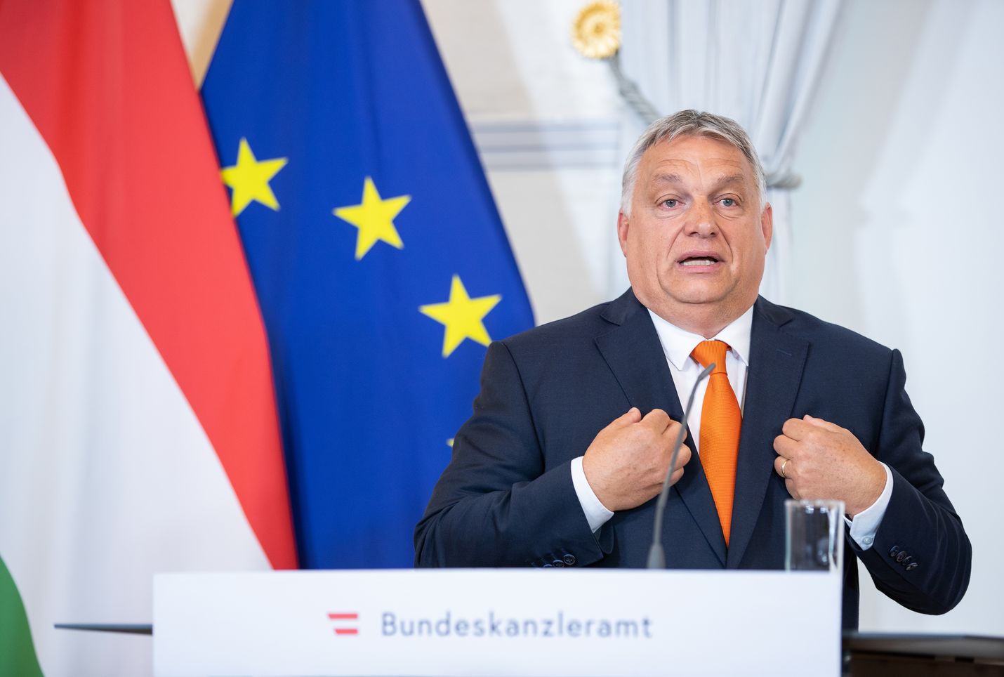 Pääministeri Viktor Orbán kiristää yhä otettaan vallasta Unkarissa. EU-komissio pyrkii pureutumaan Unkarin korruptioon uhkaamalla 7,5 miljardien tukirahojen menetyksellä.