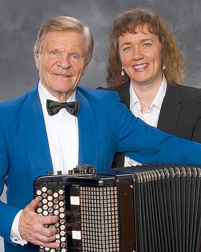 Veikko Ahvenainen on tunnettu harmonikkataiteilijoita, joka esiintyy usein yhdessä vaimonsa Carina Nordlundin kanssa, Ahvenainen konsertoi senioreiden kulttuurviikoilla 11.10.