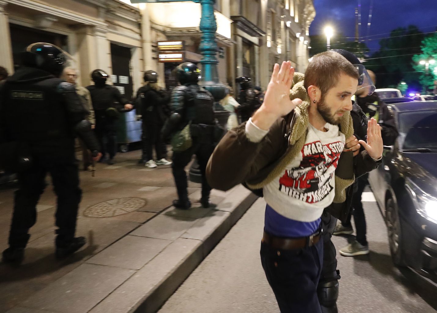 Ilmoitus osittaisesta liikekannallepanosta sai aikaan mielenosoituksia Venäjällä. Yli tuhat ihmistä otettiin kiinni useissa kaupungeissa. Pietarissa poliisit pamputtivat mielenosoittajia ja retuuttivat heitä suurkaupungin keskustaan tuotuihin pidätysbusseihin.