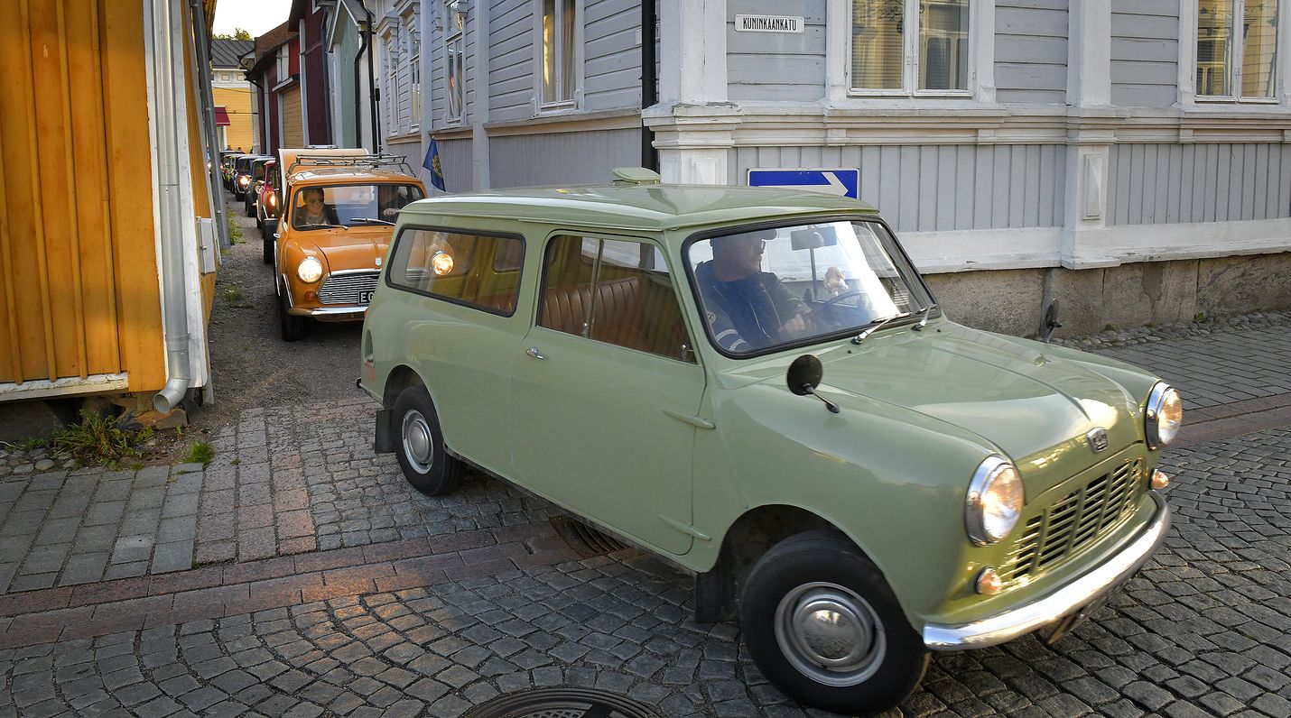 Klassiset Minit eri väreissä saivat katsojat hymyilemään eilen Vanhassa Raumassa. Etummaisena kuvassa näkyvän auton kuljettaja Ilkka Vuorela kertoo, että hänellä on kaikkiaan yhdeksän Miniä, joista kolme oli mukana eilisessä tapahtumassa.