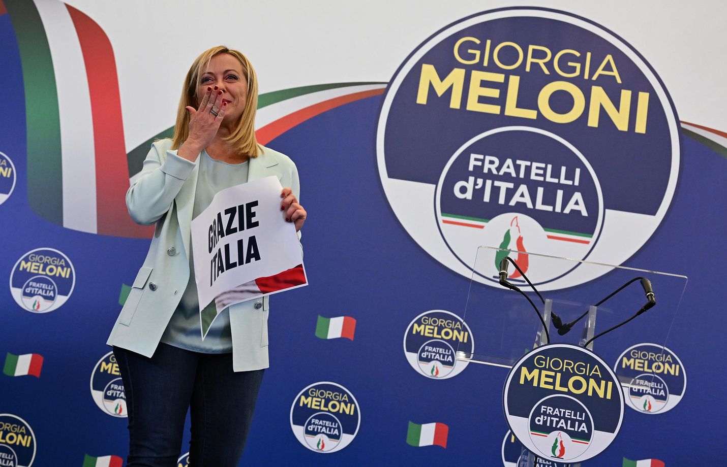 Giorgia Melonista tulee Italian ensimmäinen naispääministeri. Hän saa johdettavakseen taloudellisesti moniongelmaisen valtion, jota leimaavat kärjekkäät poliittiset erimielisyydet. 
