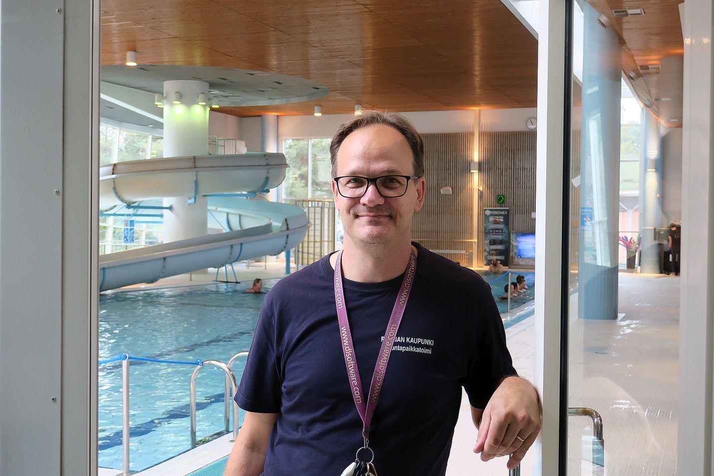 "Meillä on ikuinen kesä", naurahtaa uimahallin esimies Joni Penttilä – lämmönsietokyky on hyvä ominaisuus uimavalvojalle. Uimavalvojan työssä on paljon vastuuta. "Koko ajan pitää olla skarppina, mitä tapahtuu", Penttilä toteaa.