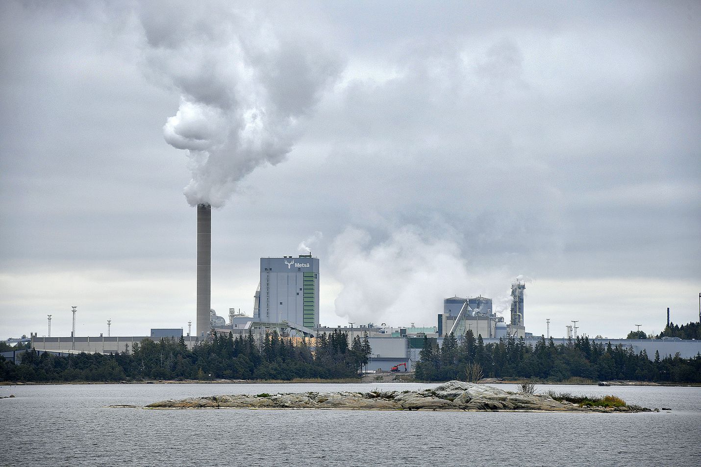 Metsä Fibre (kuvassa) ja sen naapurissa toimiva Forchem kaavailevat fossiilisten polttoaineiden korvaamista puuperäisillä. Syyt liittyvät sekä päästöjen vähentämiseen, talouteen kuin Venäjän toimiinkin.