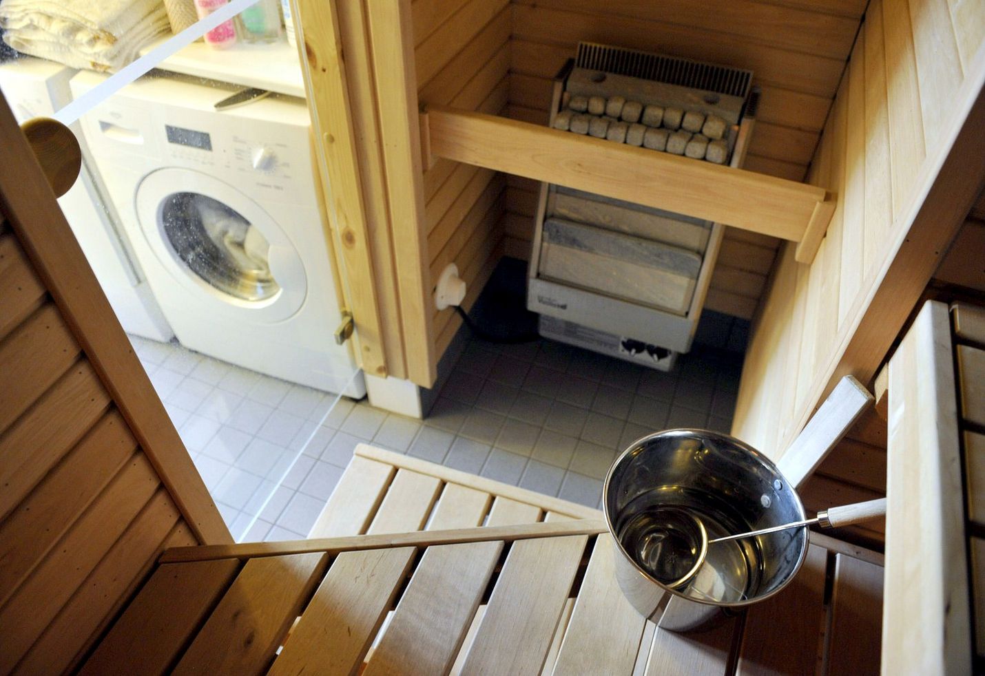Sähkösaunan lämmityskertojen vähentämistä tai jopa saunomisesta kokonaan luopumista pohtii moni Länsi-Suomen kyselyyn vastannut. Pyykinpesukonetta ja muita kodin laitteita pyritään käyttämään silloin, kun sähkö on halvempaa.
