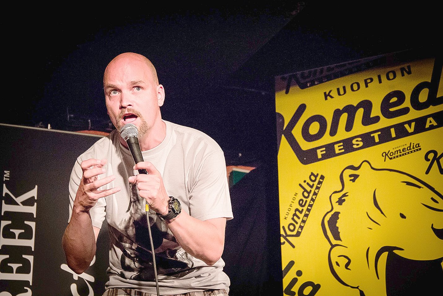Perjantaina Raumalla esiintyvä stand up -koomikko Niko Kivelä kiertää Suomea uudella konseptilla, joka yhdistää komiikkaa rockmusiikkiin.