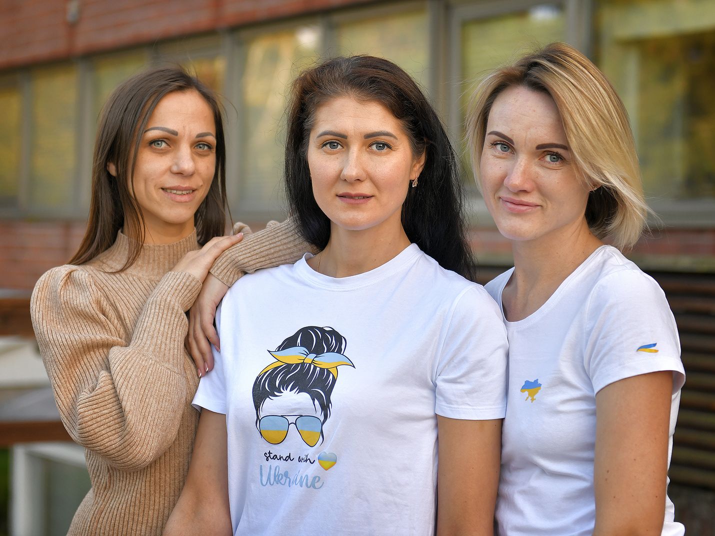 Raumalainen Tanja Kylander (oik.) sekä ukrainalaiset Oksana Barabanova ja Ksenia Panachova järjestävät lokakuun viimeisenä sunnuntaina Ukraina-avustustarvikekeräyksen. Kolmikon lisäksi järjestäjätiimiin kuuluu muitakin ukrainalaissyntyisiä naisia.