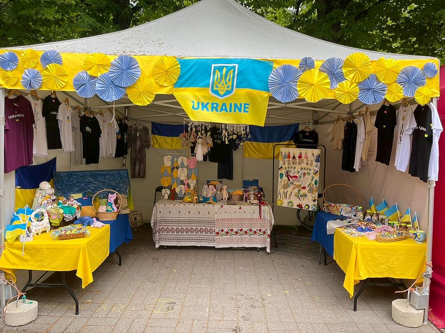 Raumalla asuvat ukrainalaisnaiset osallistuivat myyntikojuineen Pitsiviikon Suurmarkkinoille. Naiset valmistivat käsitöitä ja hankkivat myyntiin Ukraina-tuotteita, joiden tuotolla he hankkivat avustustyössä tarvittavan käytetyn auton. 