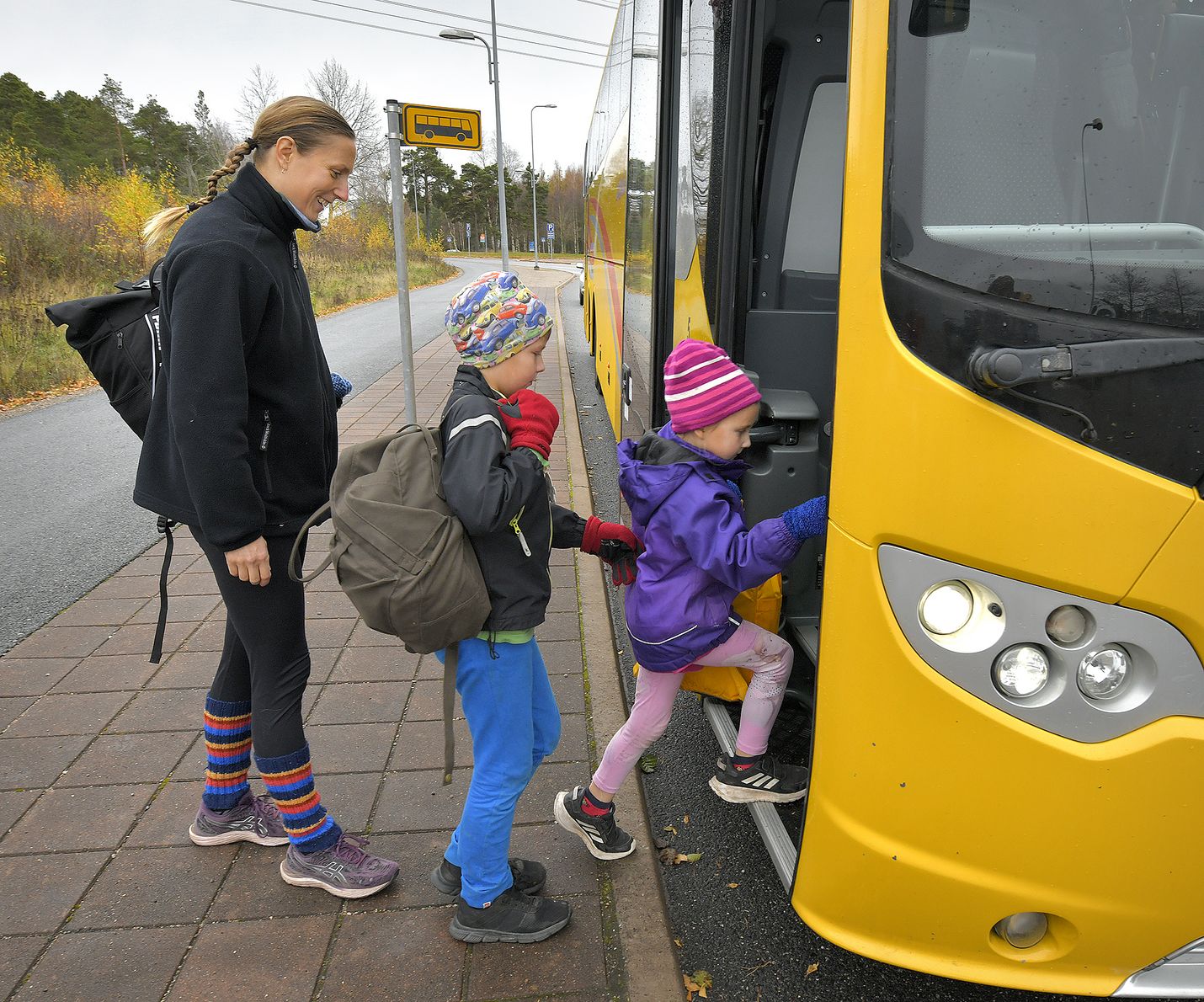 Saana, Tarmo ja Laura Sinikallas olivat lähdössä viettämään kivaa päivää Turkuun. Rauman kaupungin nuorisotyön syyslomaretki suuntautui tällä kertaa SuperPark-sisäaktiviteettipuistoon ja Caribian kylpylään. Bussi täyttyi nopeasti innokkaista lomalaisista.