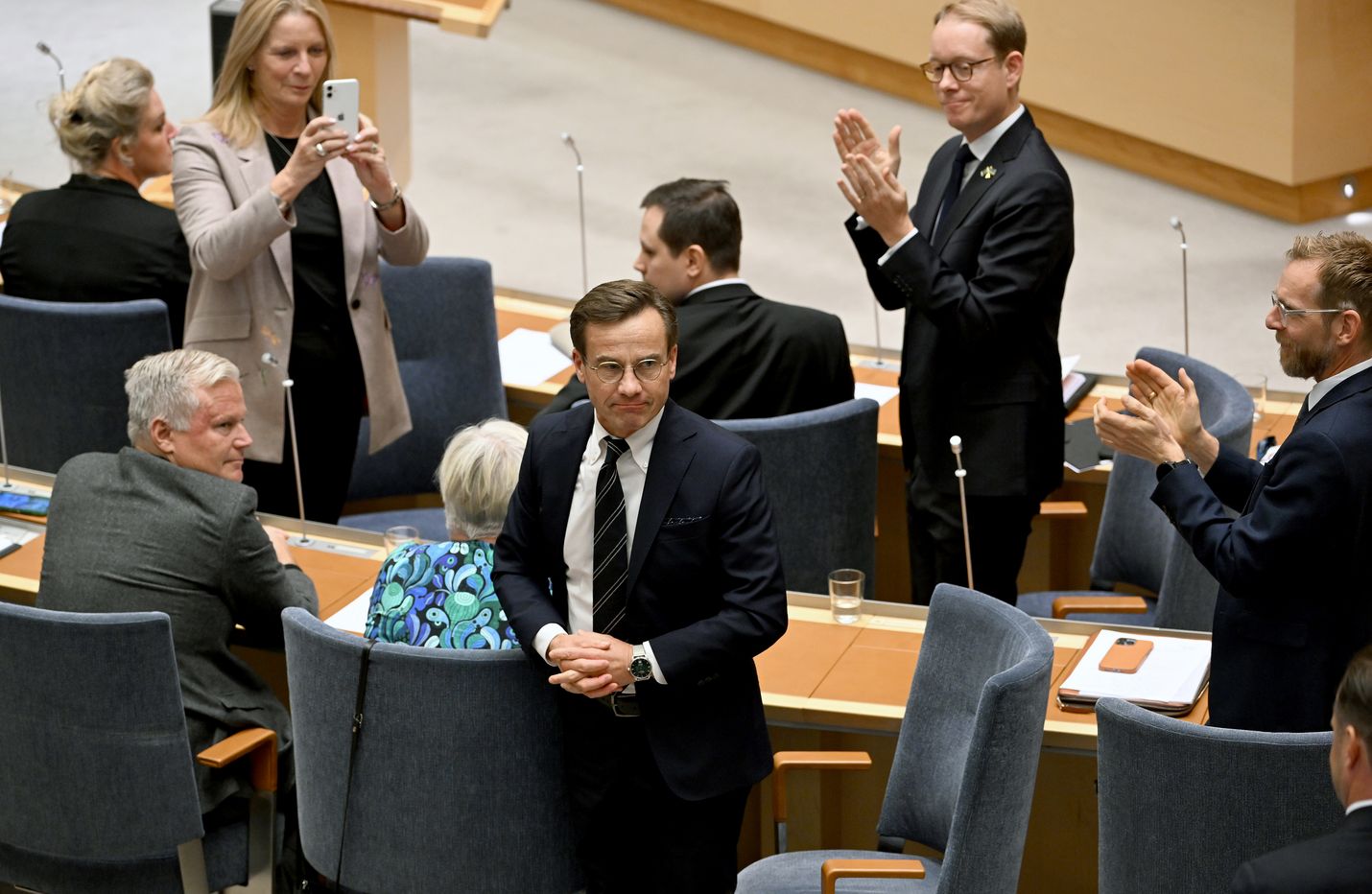 Valtiopäivät äänesti maltillisen kokoomuksen puheenjohtajan Ulf Kristerssonin pääministeriksi niukasti äänin 176-173. Edessä on vaikea hallituskausi ruotsidemokraattien valvonnassa.