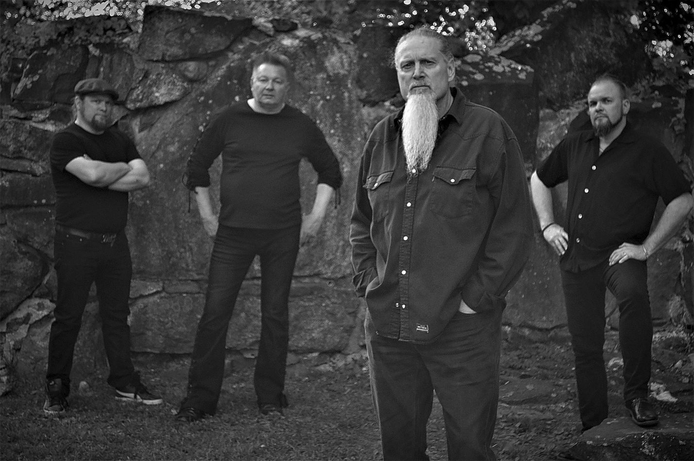 Kalle Valanne, rummut (vas.), Jouko Piirainen, kitara, Tuomas Kaukomies, laulu ja Sami Helasmeri, basso muodostavat Sons of Sunrise -bändin, joka julkaisee perjantaina neljän biisin EP:n.