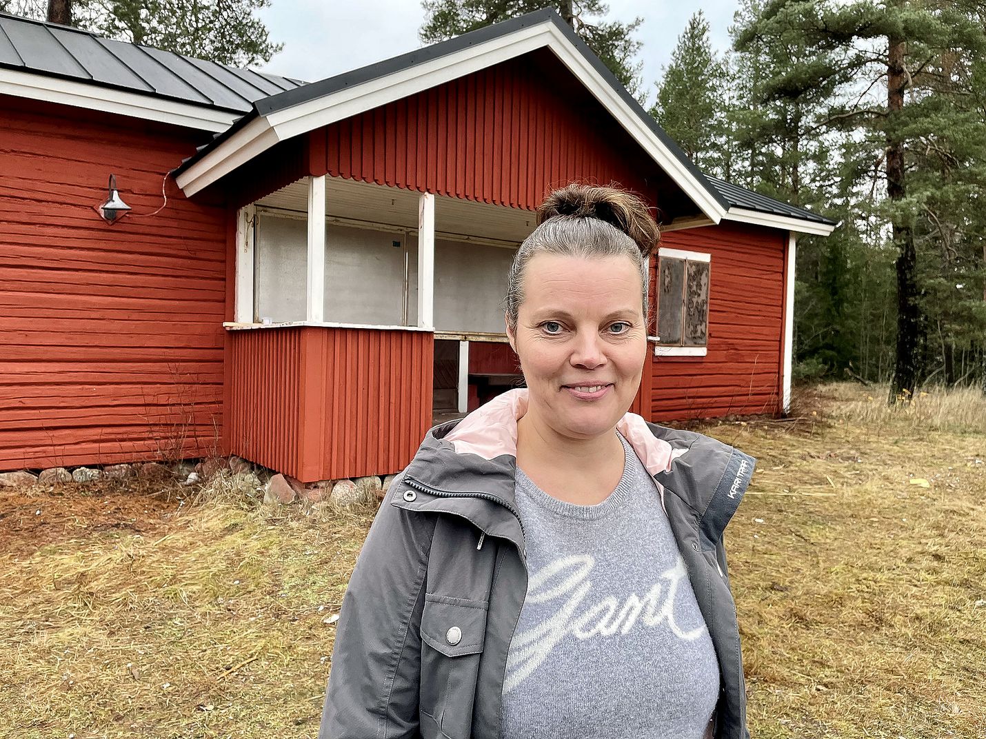 Kämpän Kaffetuvan uusi omistaja Outi Heinonen kertoo, että 110-vuotias hirsirakennus on ikäisekseen varsin hyvässä kunnossa. Tuvan katto on nyt uusittu ja ulkoseinät maalattu kauniin punaisiksi. 