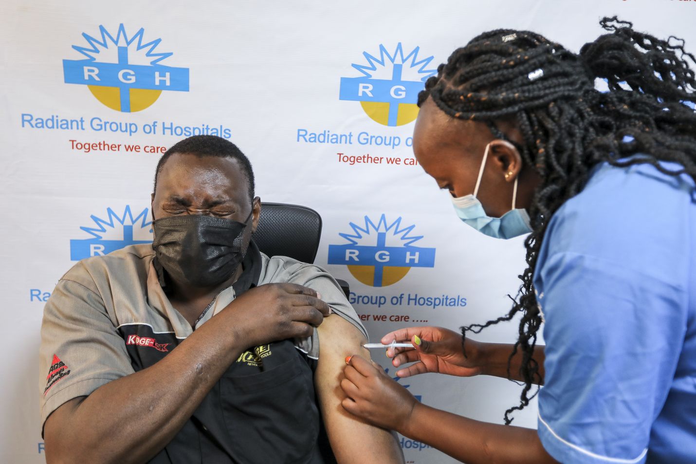 Koronarokotteiden saaminen perille on ollut Afrikassa haastavaa monin paikoin. Kenialainen terveydenhoitaja pisti annoksen Moderna-koronarokotetta miehen käsivarteen, kun rokotekampanja oli meneillään Kenian Nairobissa vuosi sitten joulukuussa 2021.