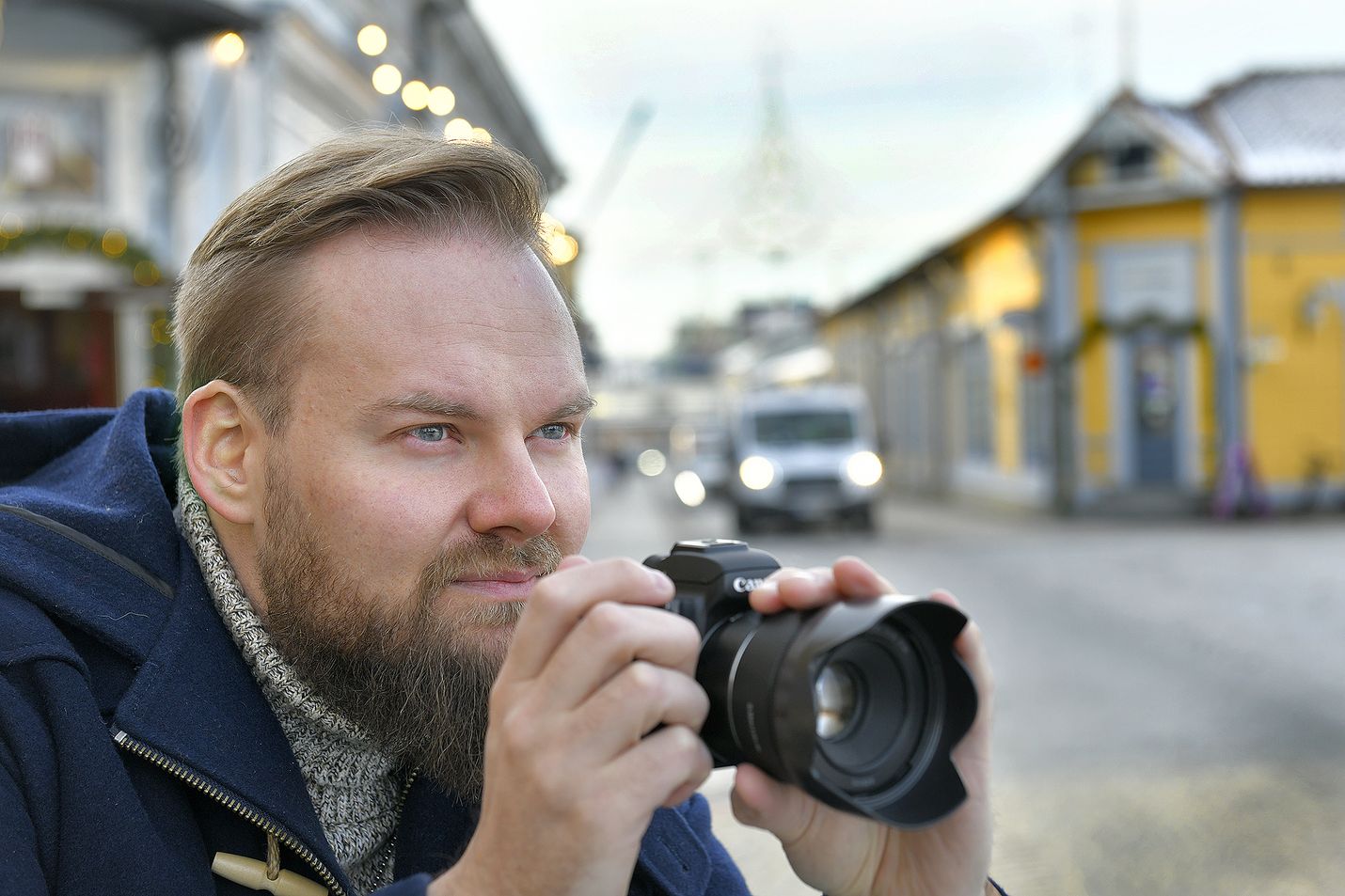Jouluisen hyväntekeväisyystempauksen toteuttanut eurajokelainen Henri Peltonen käy kuvaamassa eri puolilla Satakuntaa, ja usein hänen kuvattavansa ovat Raumalla. 