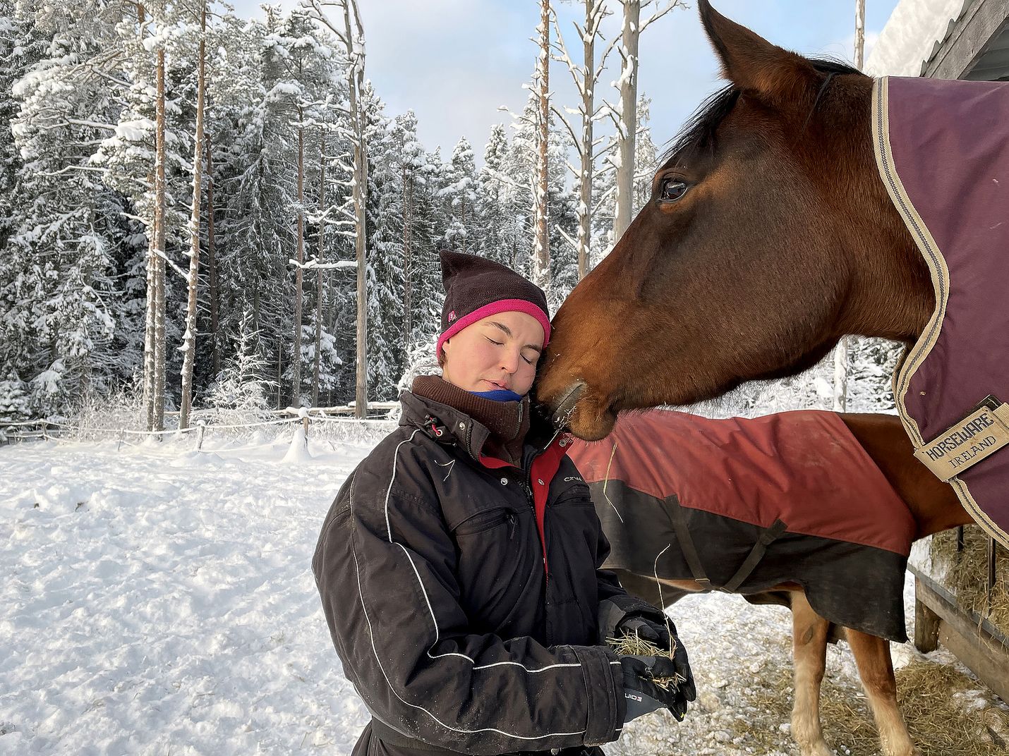 Tia Rautakoura on touhunnut hevosten kanssa koko ikänsä. Tallitöitä hän ryhtyi tekemään jo 16-vuotiaana. Hän laskeskeleekin, että niissä hommissa on tullut oltua jo parikymmentä vuotta. 