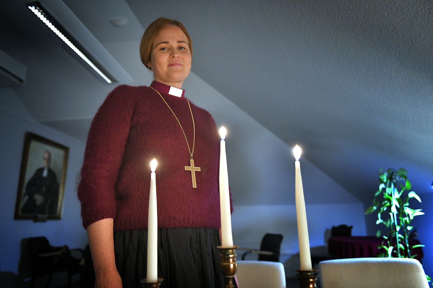  Piispa Mari Leppänen sanoo kaipaavansa monien muiden ihmisten tavoin joulun viestiä ja tunnetta sydämessä.      Tänä vuonna viesti rauhasta maan päällä on vahva. Ihmiset eri puolilla Eurooppaa ikävöivät tavallista joulua, joulun rauhaa, hän sanoo.