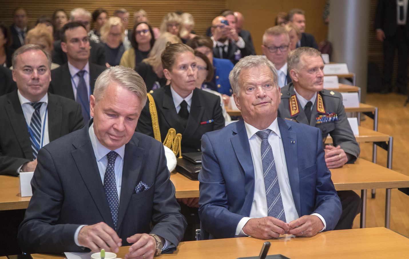 Kuvassa nykyinen presidentti Sauli Niinistö (oik.) ja mahdollisesti tuleva presidentti, nykyinen ulkoministeri Pekka Haavisto (vas.). He osallistuivat lokakuussa Naton Rose Roth -seminaariin Helsingissä. 