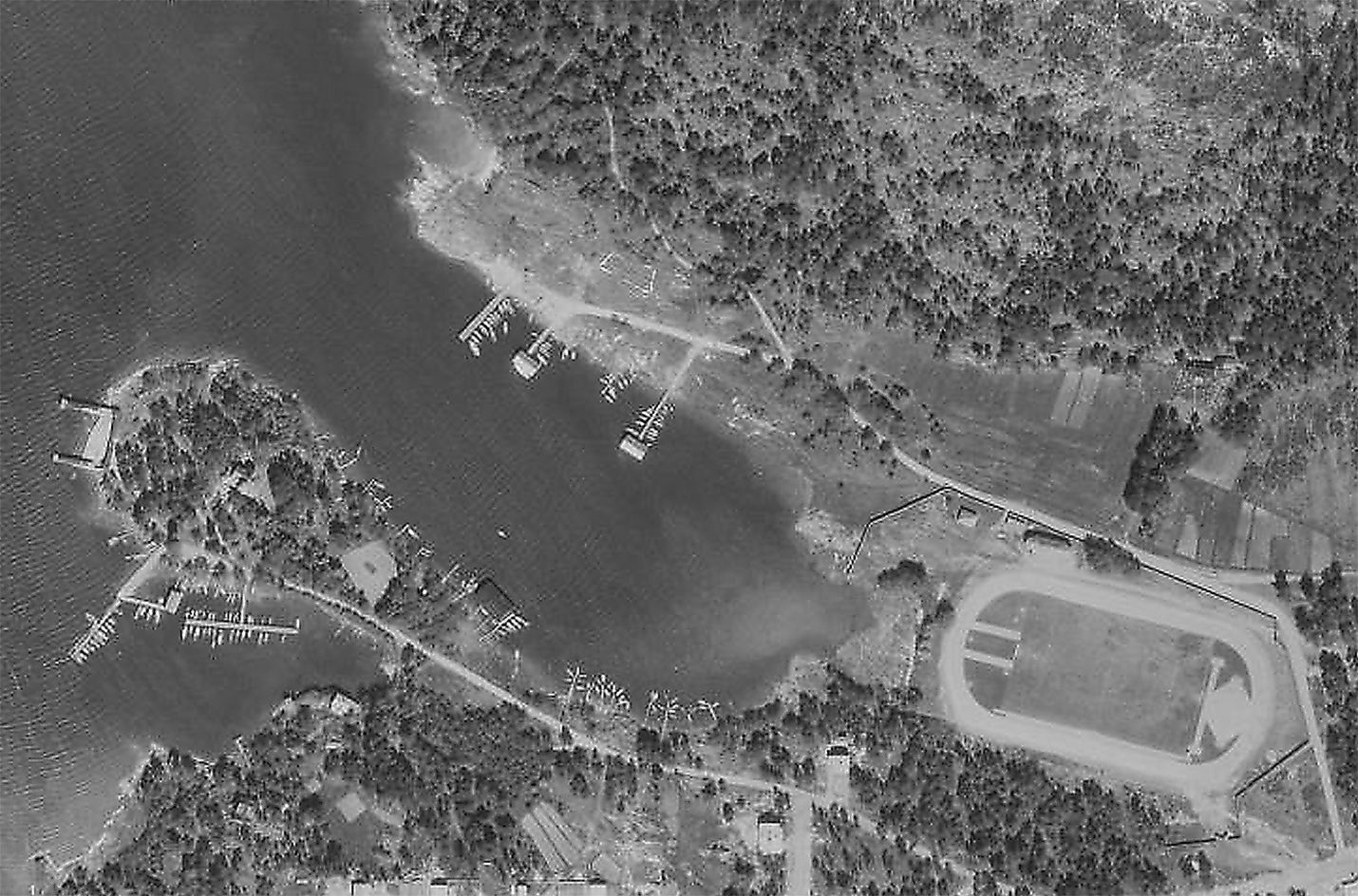 Vuonna 1950 otetusta ilmakuvasta näkyy, miten pitkällä Otanlahden pohjukka oli ennen kuin vesirajan ja urheilukentän väliin rakennettiin tie. Lahdella oli myös pienvenelaitureita.