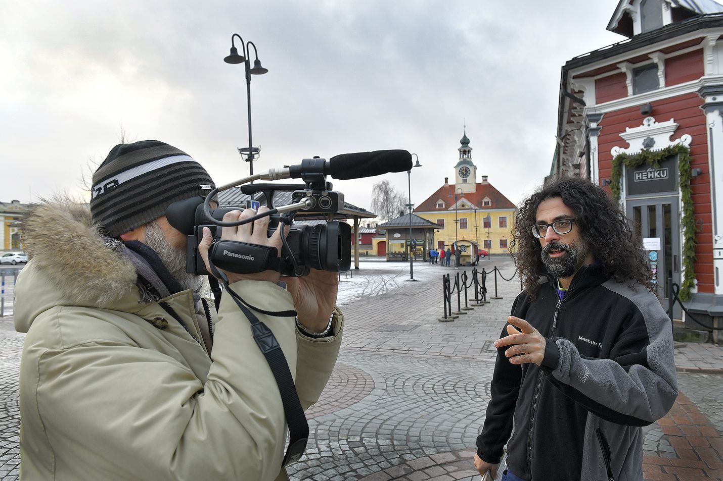 Italialainen tv-toimittaja Nelson Bova seurasi Enrico Mazzonen kintereillä viikon ajan. Tuona aikana he ehtivät käydä' myös Mazzonen entisessä kotikaupungissa Raumalla. Nykyään taiteilija asuu Porissa.